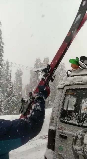Loading Skis