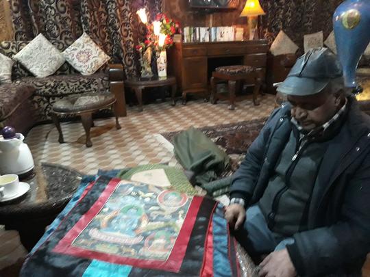 Shawl selling on the houseboat